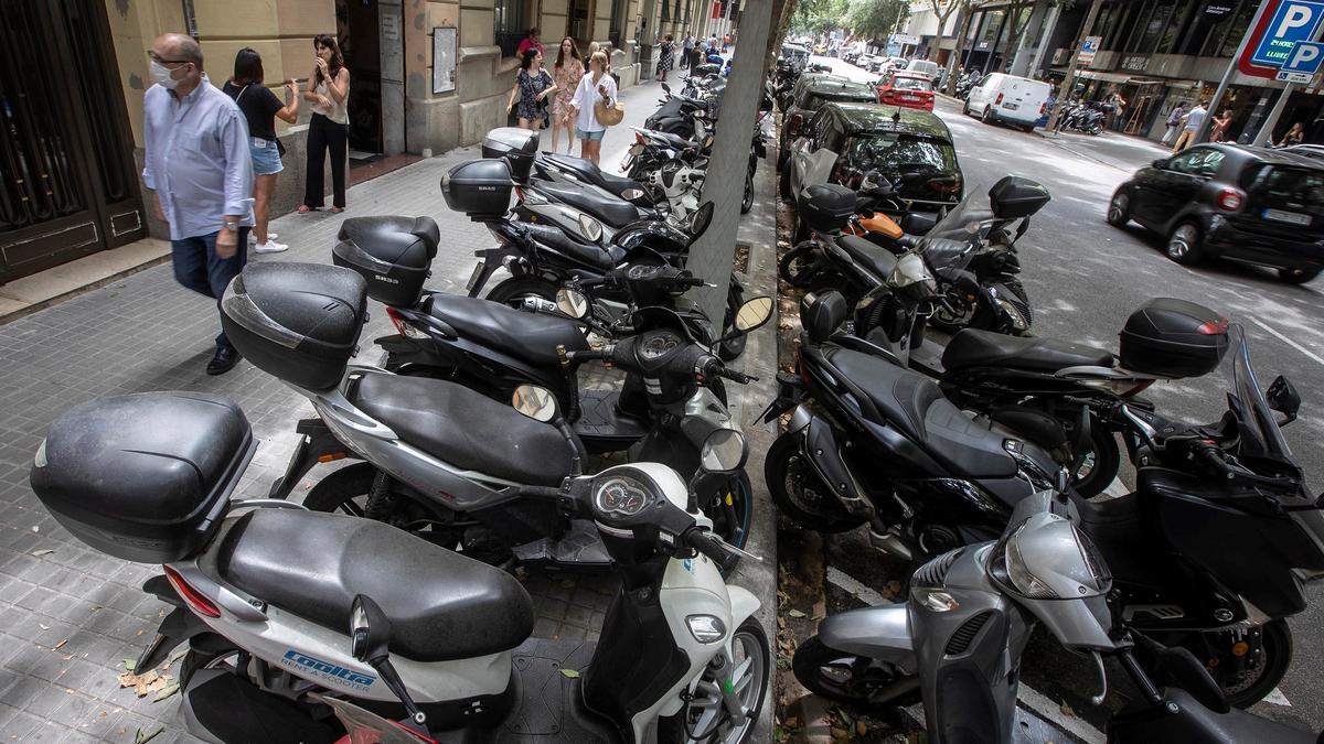 Motos aparcadas sobre la acera de la calle Còrsega entre Rambla Catalunya y Balmes