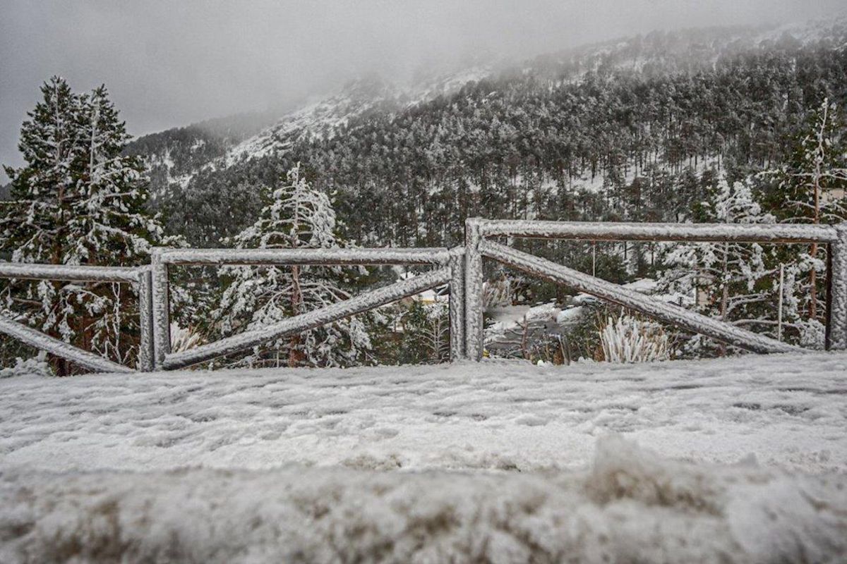 Valla cubierta de nieve. Valla cubierta de nieve.