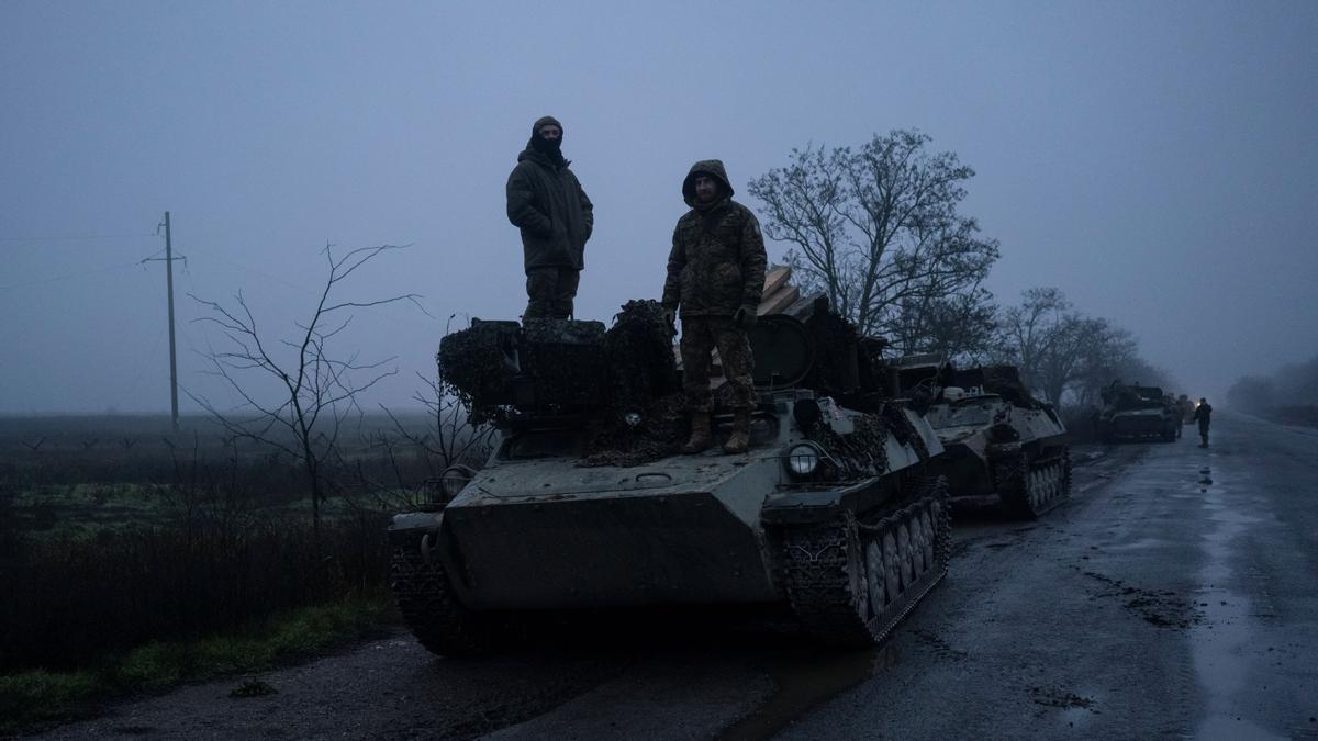 Soldados ucranianos sobre un vehículo blindado de transporte de ciudadanos en Kherson