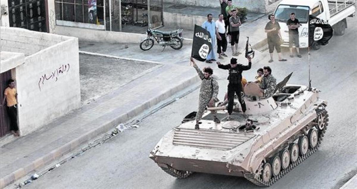 Yihadistas del Estado Islámico (EI) en un tanque por las calles de Raqqa. Yihadistas del Estado Islámico (EI) en un tanque por las calles de Raqqa.