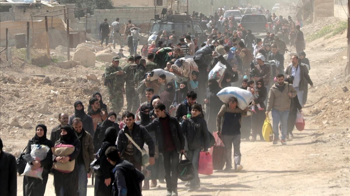 Cientos de civiles abandonan la zona de Guta Oriental, en la zona rural de Damasco, el 15 de marzo. Cientos de civiles abandonan la zona de Guta Oriental, en la zona rural de Damasco, el 15 de marzo.