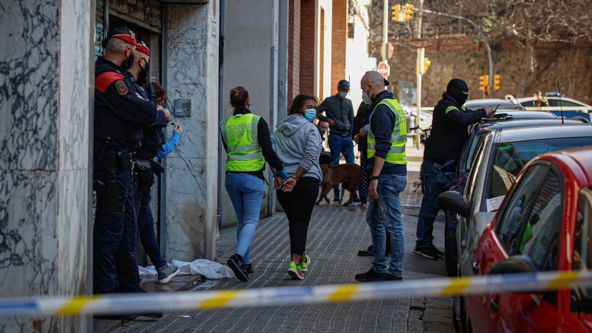 Intervenció policial en un narcopís del Poble Sec de Barcelona