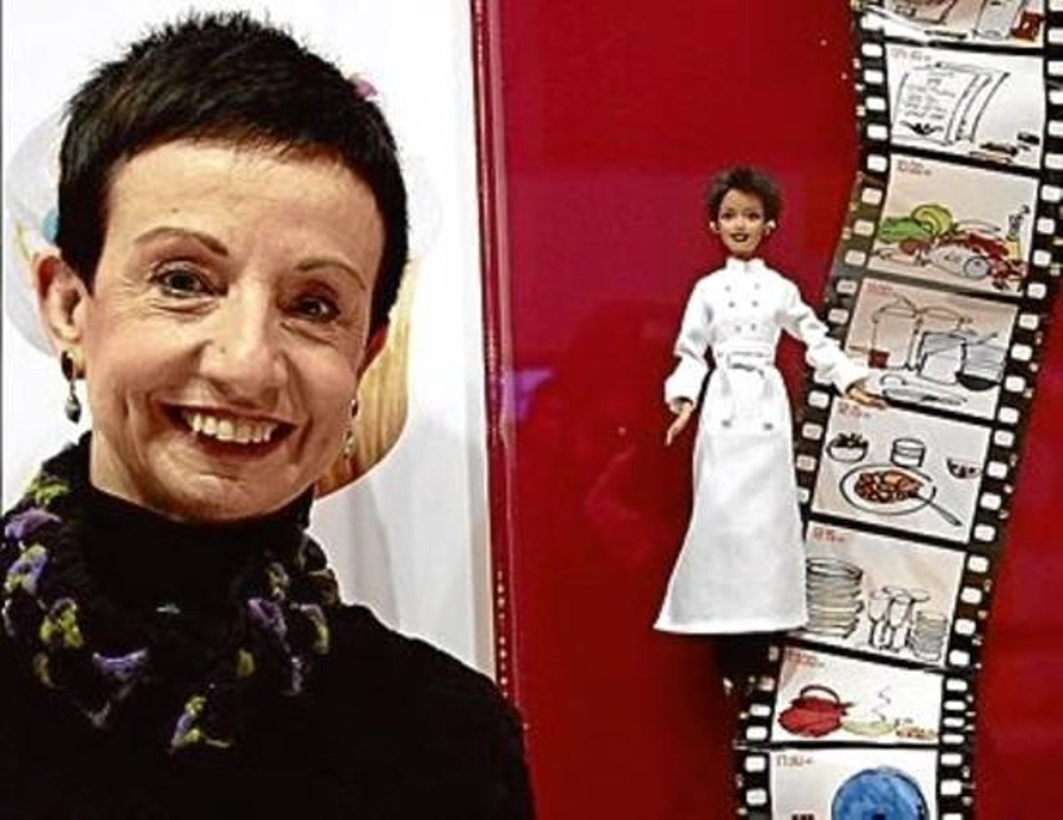 Carme Ruscalleda posa, ayer, con sus dibujos y su Barbie cocinera, vestida por Ramon Ramis. Carme Ruscalleda posa, ayer, con sus dibujos y su Barbie cocinera, vestida por Ramon Ramis.