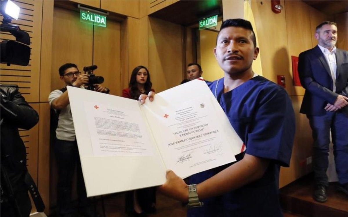 Un excombatiente de las FARC muestra su título en servicios sanitarios otorgado por la Cruz Roja de Colombia. Un excombatiente de las FARC muestra su título en servicios sanitarios otorgado por la Cruz Roja de Colombia.
