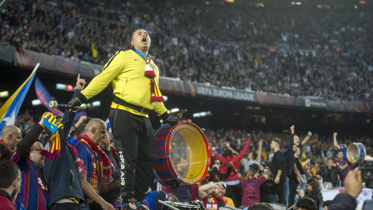 La grada de animación durante el partido de vuelta de los cuartos de final de la Europa League entre el FC Barcelona y el Eintracht de Frankfurt