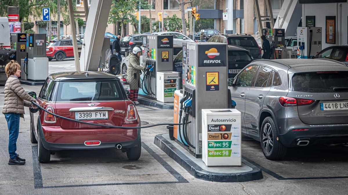 Varias personas echan combustible en una gasolinera de Barcelona.