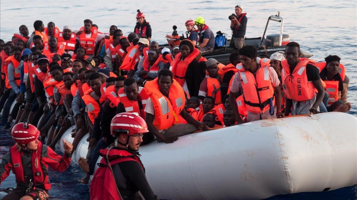Inmigrantes rescatados en aguas internacionales del Mediterráneo a bordo del ’Lifeline’, en junio del 2018.