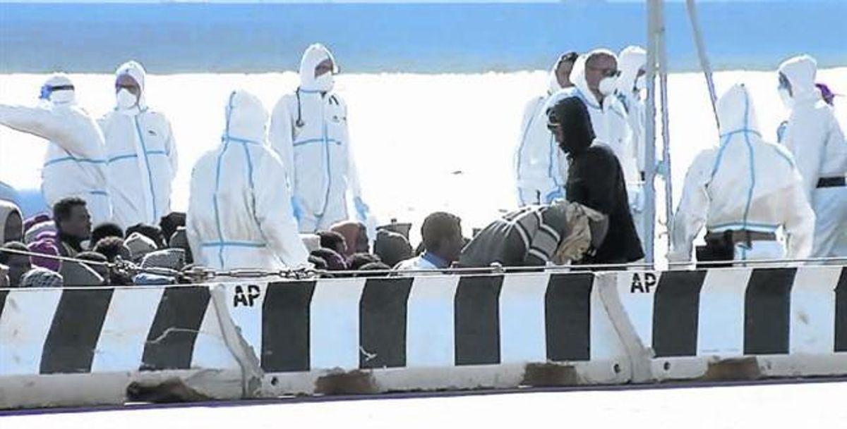 Inmigrantes rescatados a su llegada al puerto de Messina, en Sicilia, el sábado. Inmigrantes rescatados a su llegada al puerto de Messina, en Sicilia, el sábado.