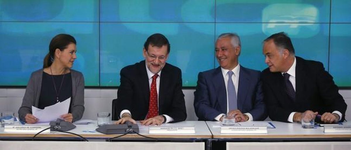 Dolores de Cospedal, Mariano Rajoy, Javier Arenas y Esteban González Pons, durante el comité nacional del PP, el lunes. Dolores de Cospedal, Mariano Rajoy, Javier Arenas y Esteban González Pons, durante el comité nacional del PP, el lunes.