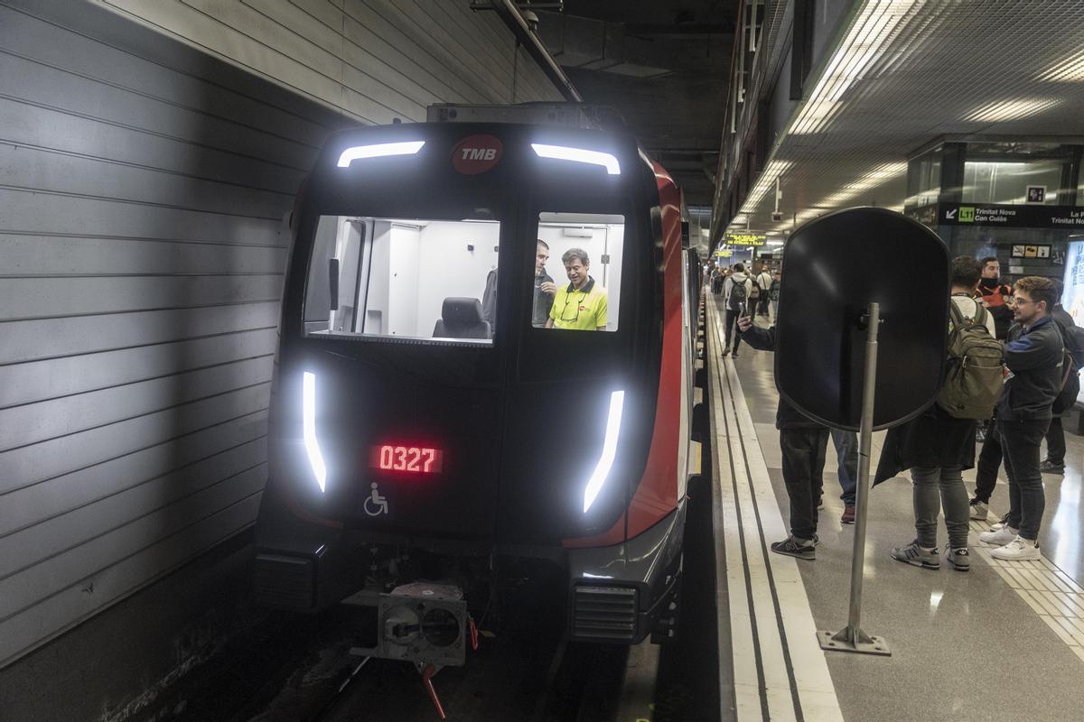El primer dels 50 trens nous del metro de Barcelona s’estrena amb gairebé un any de retard