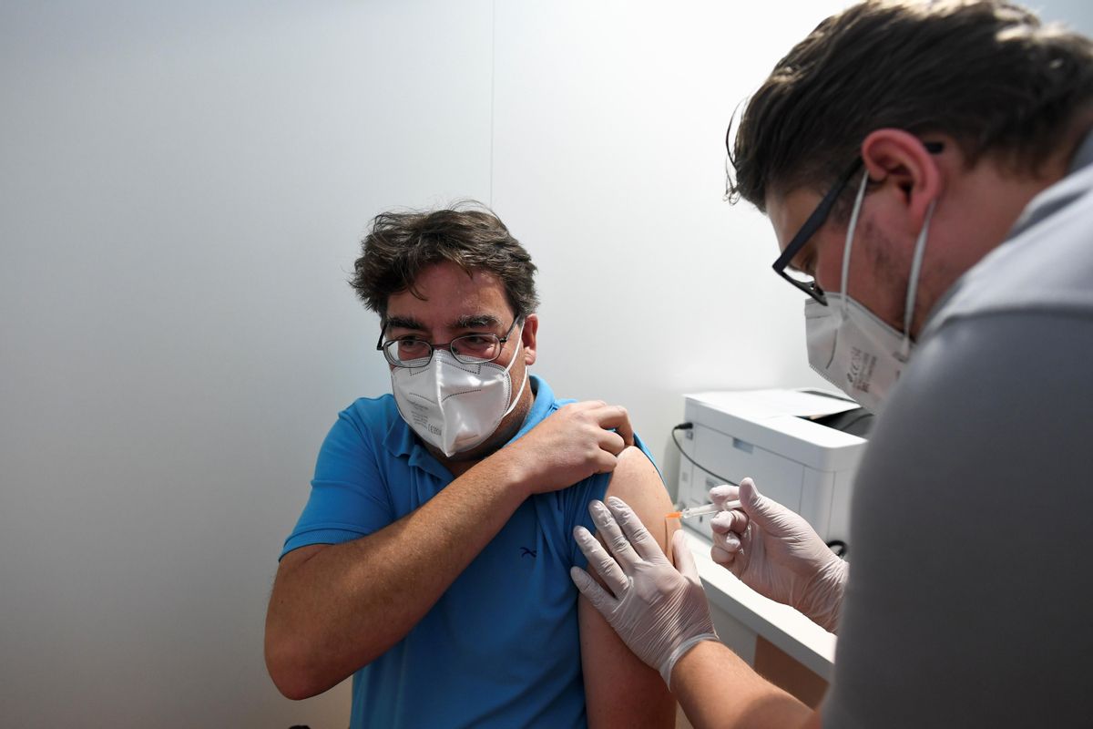Un hombre recibe una dosis de vacuna anticovid en Alemania. Un hombre recibe una dosis de vacuna anticovid en Alemania.