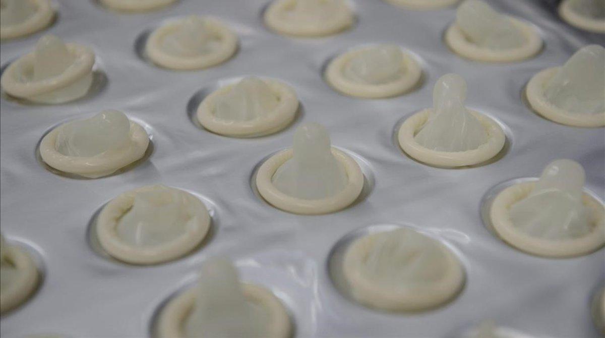 Fabricación de preservativos  en la fábrica de Natex, en la ciudad brasileña de Xapuri. 