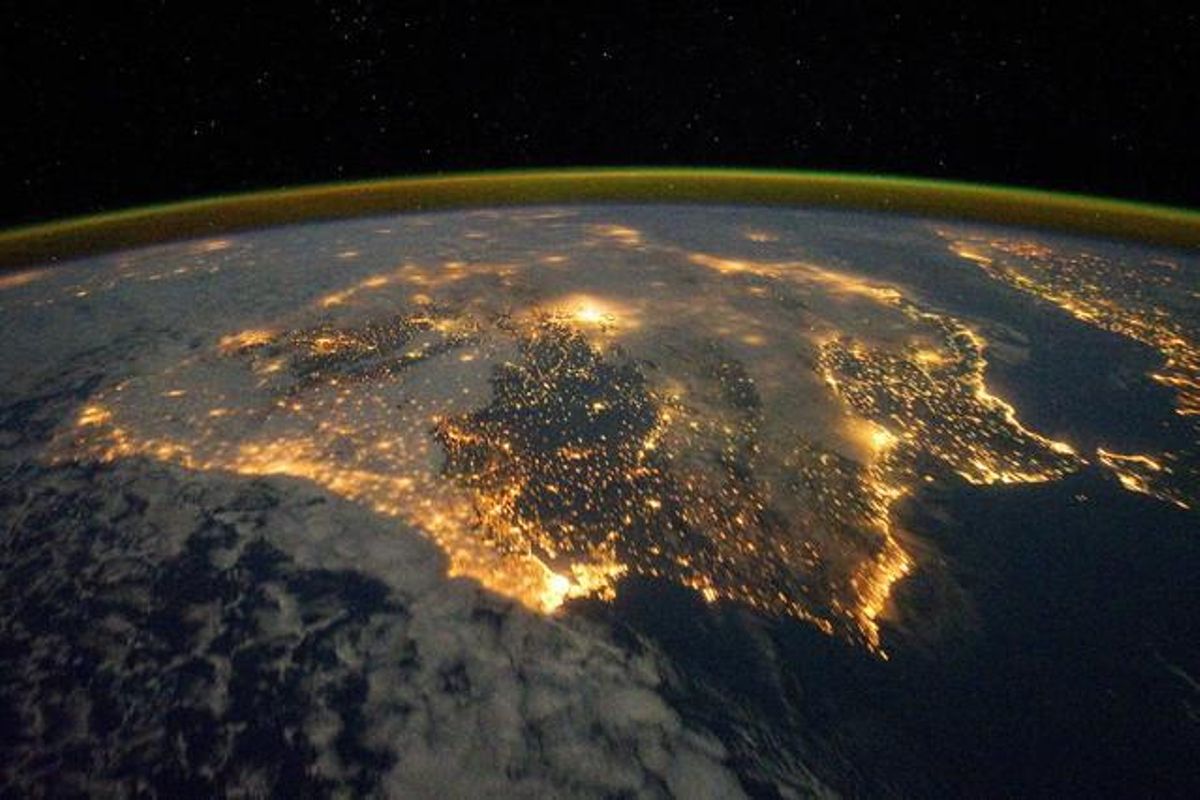 La península Ibérica, de noche, con Portugal en primer término. La península Ibérica, de noche, con Portugal en primer término.