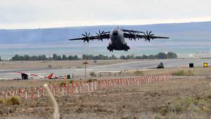 Sale hacia Polonia el primer envío directo de armas de España a Ucrania. En la imagen, uno de los aparatos despegando de la base aérea de Los Llanos, en Albacete.