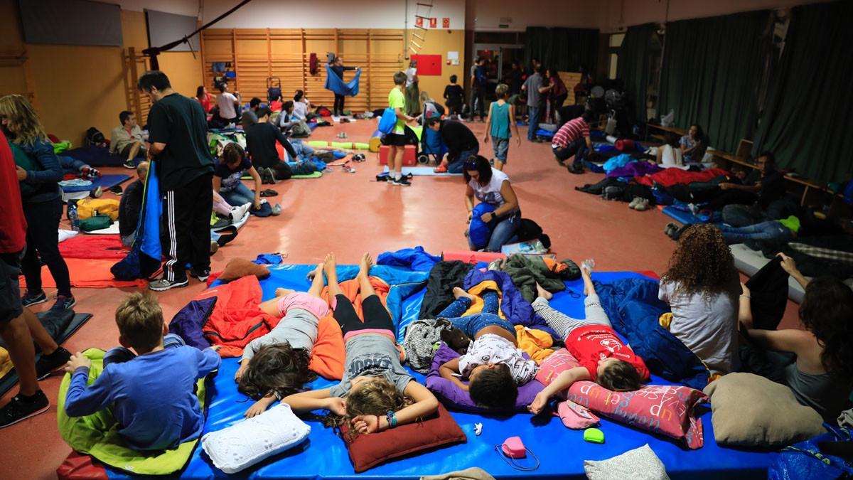 La gente que ha dormido en el Colegio La Llacuna de Poblenou se despierta y se dispone para habilitar el colegio electoral.