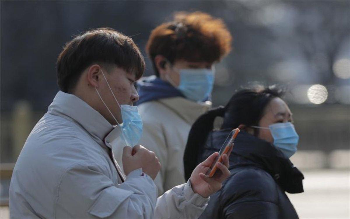 Ciudadanos chinos se protegen del coronavirus de Wuhan.