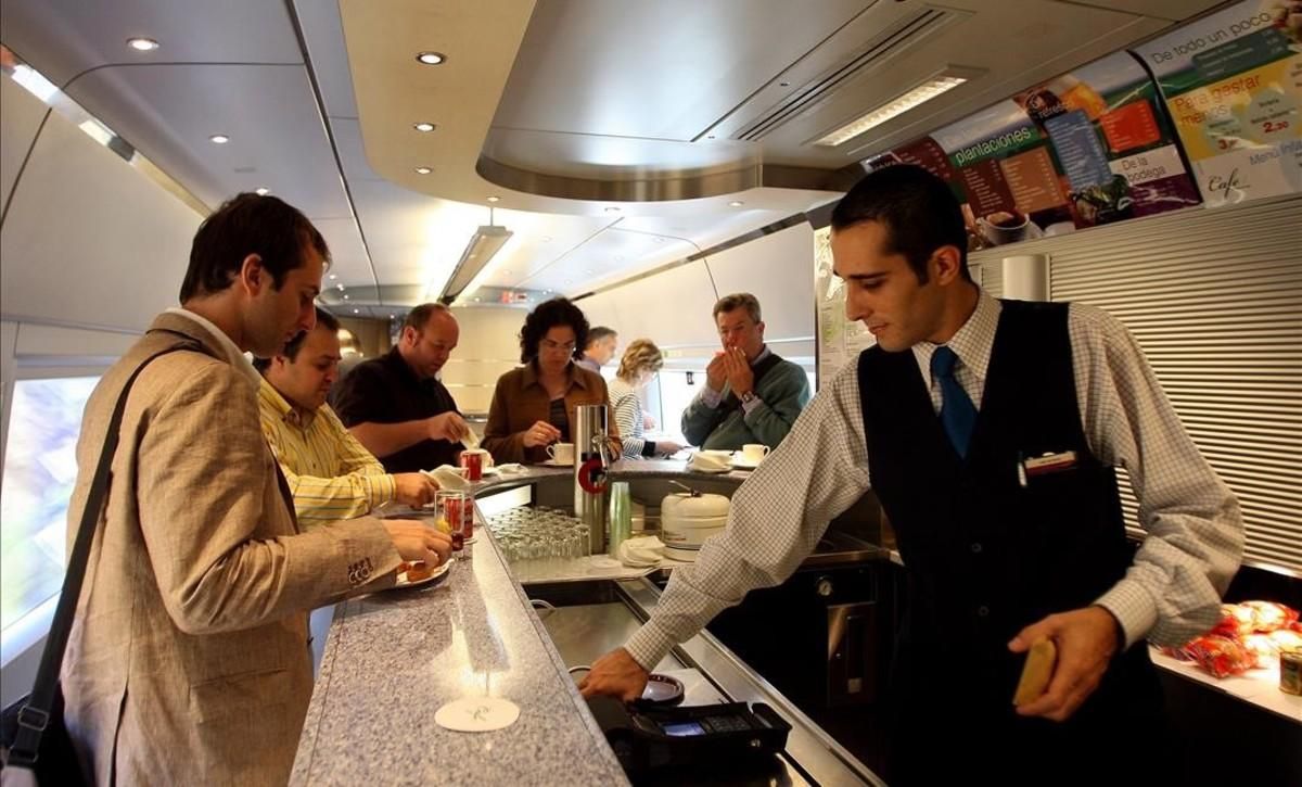 Un camarero sirve a un cliente en el bar de un tren AVE. Un camarero sirve a un cliente en el bar de un tren AVE.