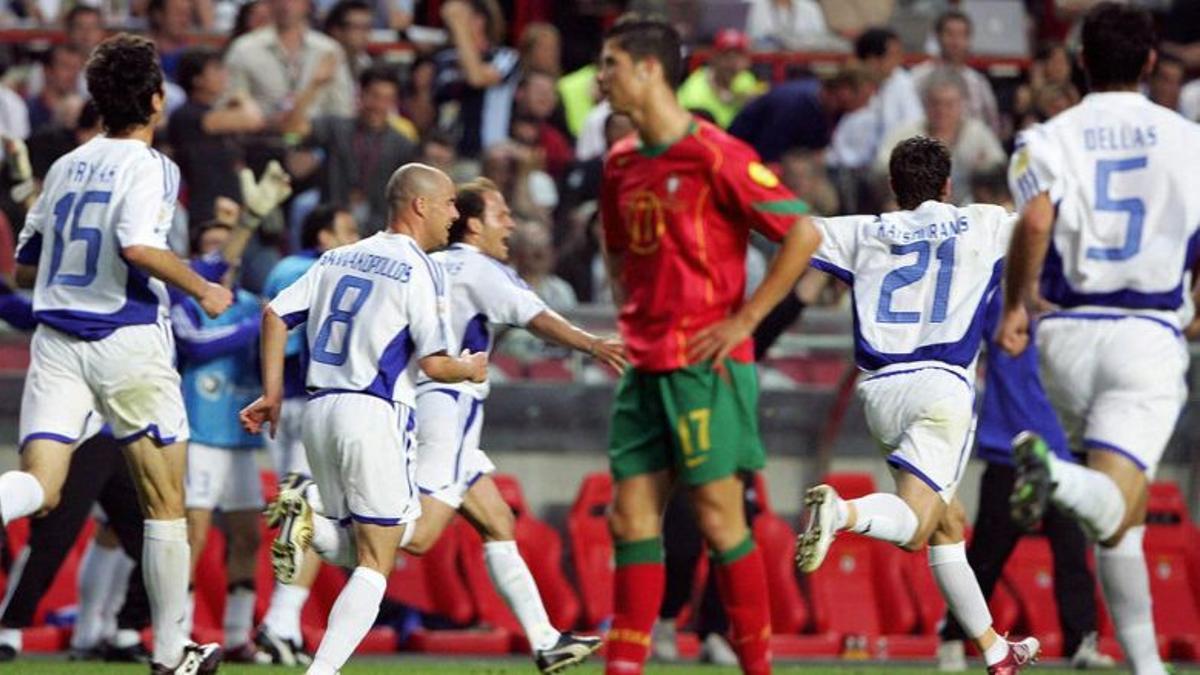 Cristiano Ronaldo, en primer término, abatido por la derrota de Portugal ante Grecia en la final de la Eurocopa de 2004. Cristiano Ronaldo, en primer término, abatido por la derrota de Portugal ante Grecia en la final de la Eurocopa de 2004.