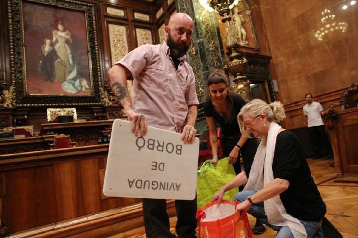 Momento del pleno extraordinario en el que la CUP ha depositado una placa de la Avinguda Borbó de Barcelona. Momento del pleno extraordinario en el que la CUP ha depositado una placa de la Avinguda Borbó de Barcelona.