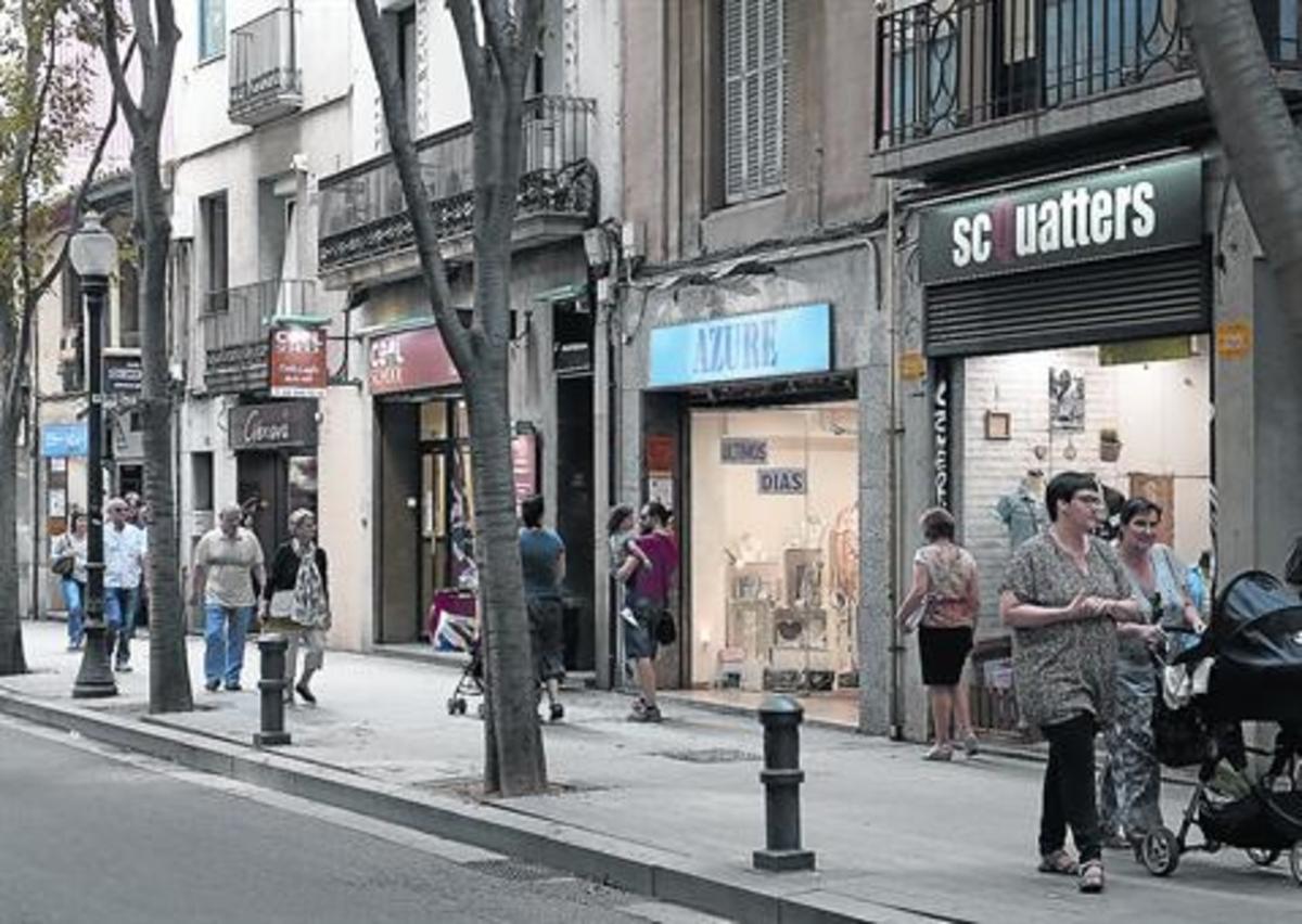 Ambiente comercial en el eje de tiendas de Gran de Sant Andreu, el pasado viernes.