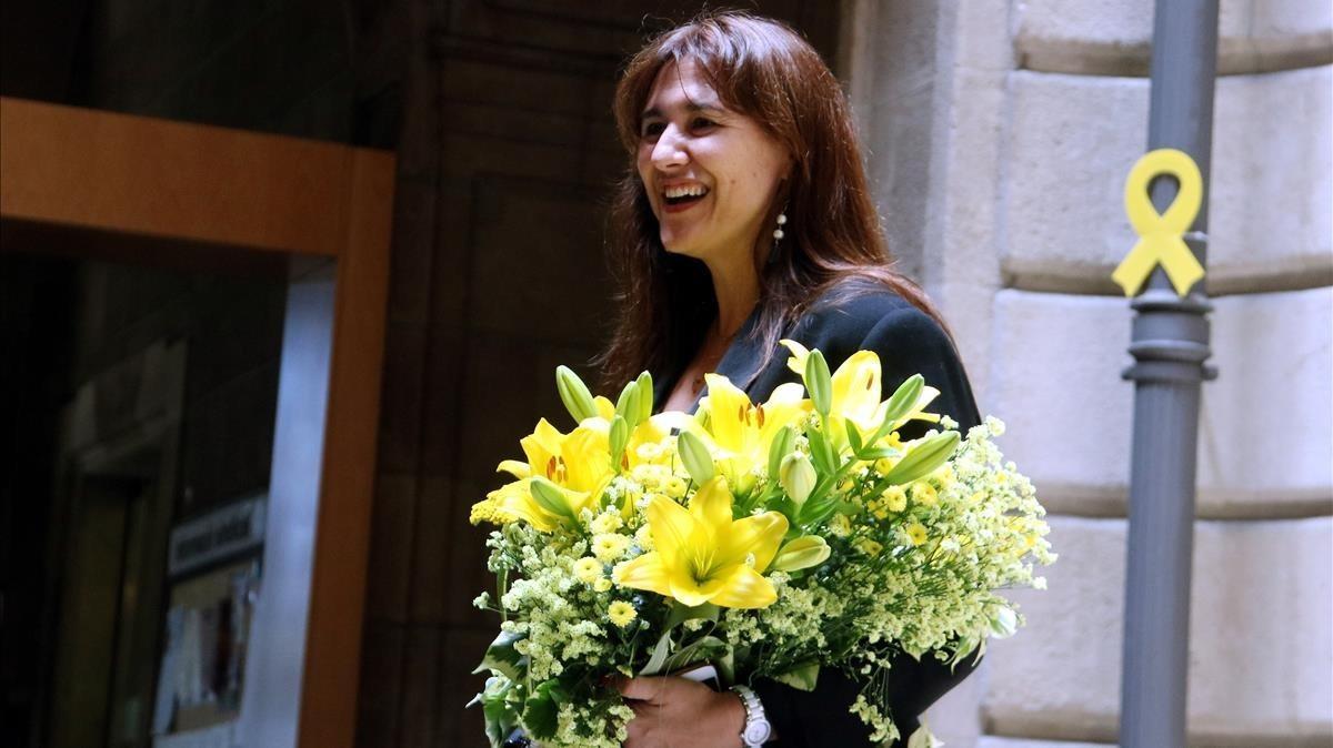 Laura Borràs, con un ramo de flores que le entregaron los trabajadores del Departament de Cultura tras su nombramiento como ’consellera’.