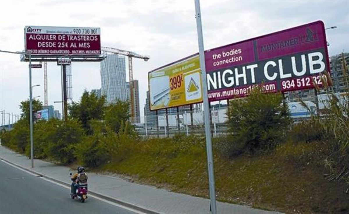 AnuncioLa valla publicitaria, cerca de la Ronda Litoral, en el término de Sant Adrià, ayer al mediodía. AnuncioLa valla publicitaria, cerca de la Ronda Litoral, en el término de Sant Adrià, ayer al mediodía.