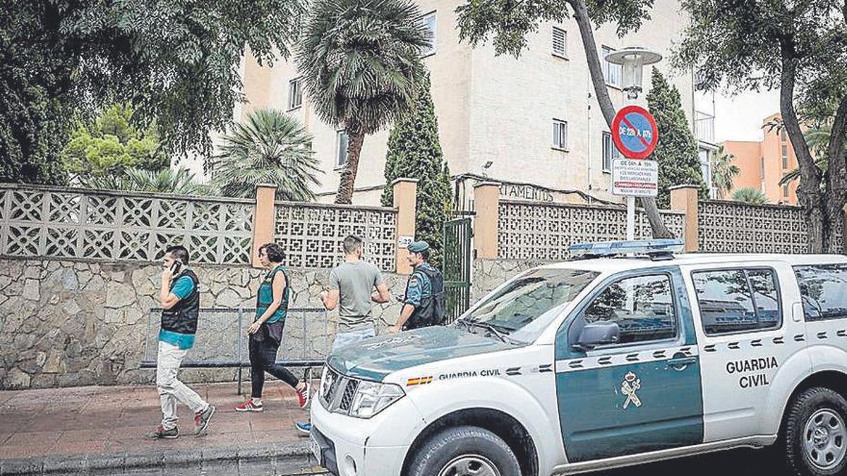 Agentes de la Guardia Civil, durante un intervención. Agentes de la Guardia Civil, durante un intervención.