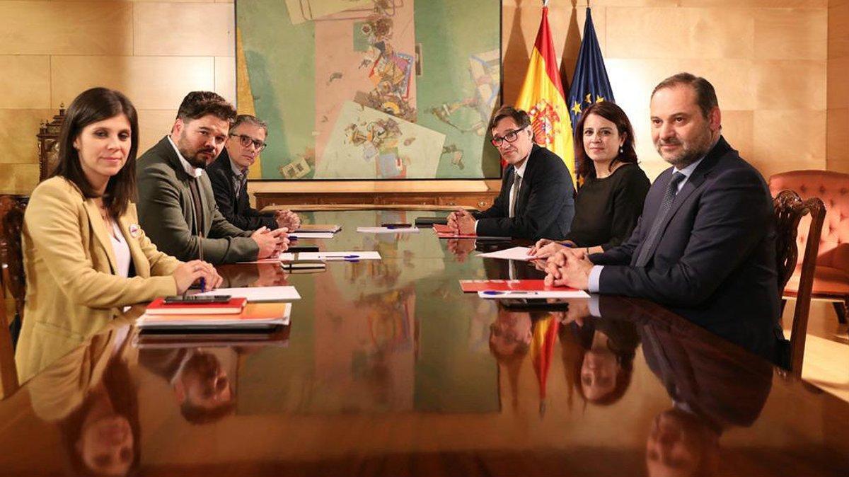 A la izquierda, los negociadores de ERC: Marta Vilalta, Gabriel Rufián y Josep Maria Jové. Frente a ellos, los del PSOE: José Luis Ábalos, Adriana Lastra y Salvador Illa.