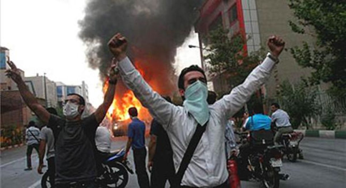 Seguidores de Musavi incendian un autobús en una calle de Teherán en protesta por los resultados electorales. Seguidores de Musavi incendian un autobús en una calle de Teherán en protesta por los resultados electorales.