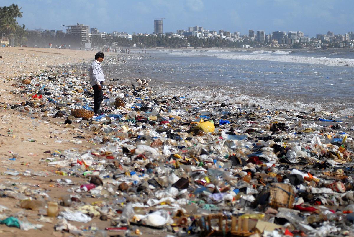 Un hombre observa una montaña de residuos plásticos a orillas del Mar Arábigo en Bombay, India. Un hombre observa una montaña de residuos plásticos a orillas del Mar Arábigo en Bombay, India.