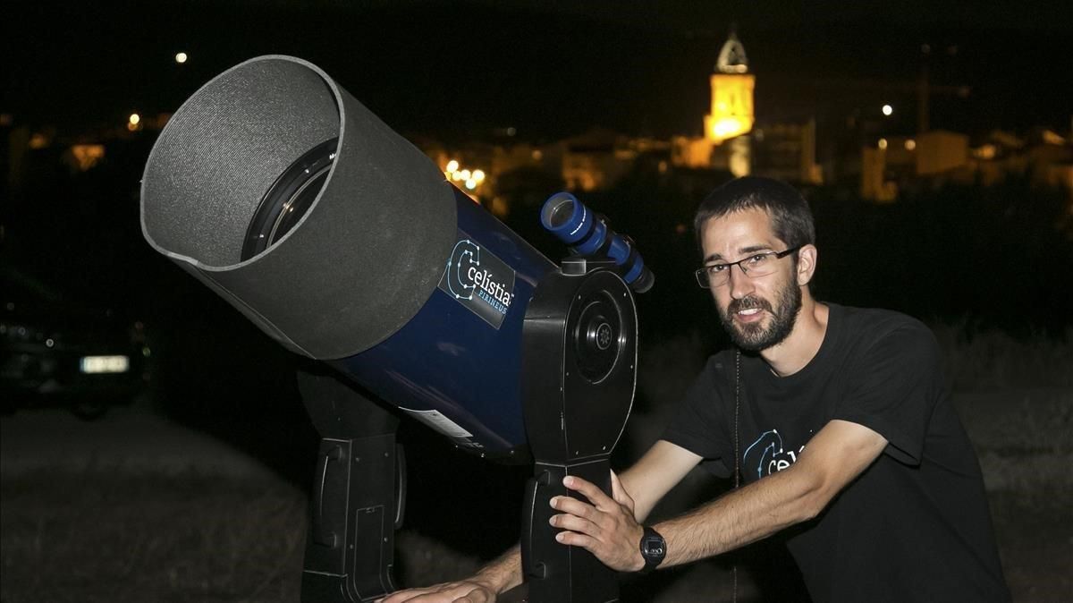 El astrofísico Kike Herrero, con su telescopio y a punto de iniciar una de sus sesiones divulgativas sobre el cielo nocturno del Pallars. El astrofísico Kike Herrero, con su telescopio y a punto de iniciar una de sus sesiones divulgativas sobre el cielo nocturno del Pallars.