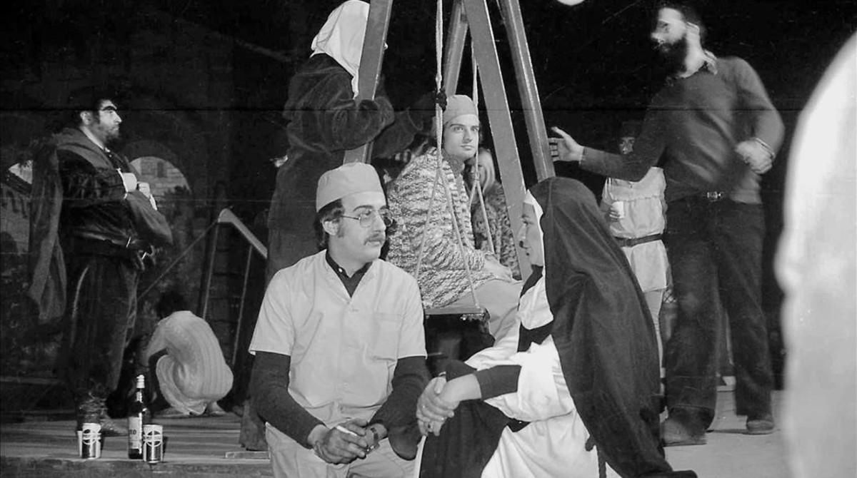 Los actores del Tenorio de 1976, en un receso durante los ensayos. Los actores del Tenorio de 1976, en un receso durante los ensayos.