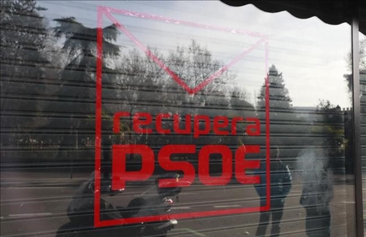 Logotipo de la plataforma crítica ’Recupera PSOE’ en la fachada de su sede en la calle de Ferraz de Madrid. Logotipo de la plataforma crítica ’Recupera PSOE’ en la fachada de su sede en la calle de Ferraz de Madrid.