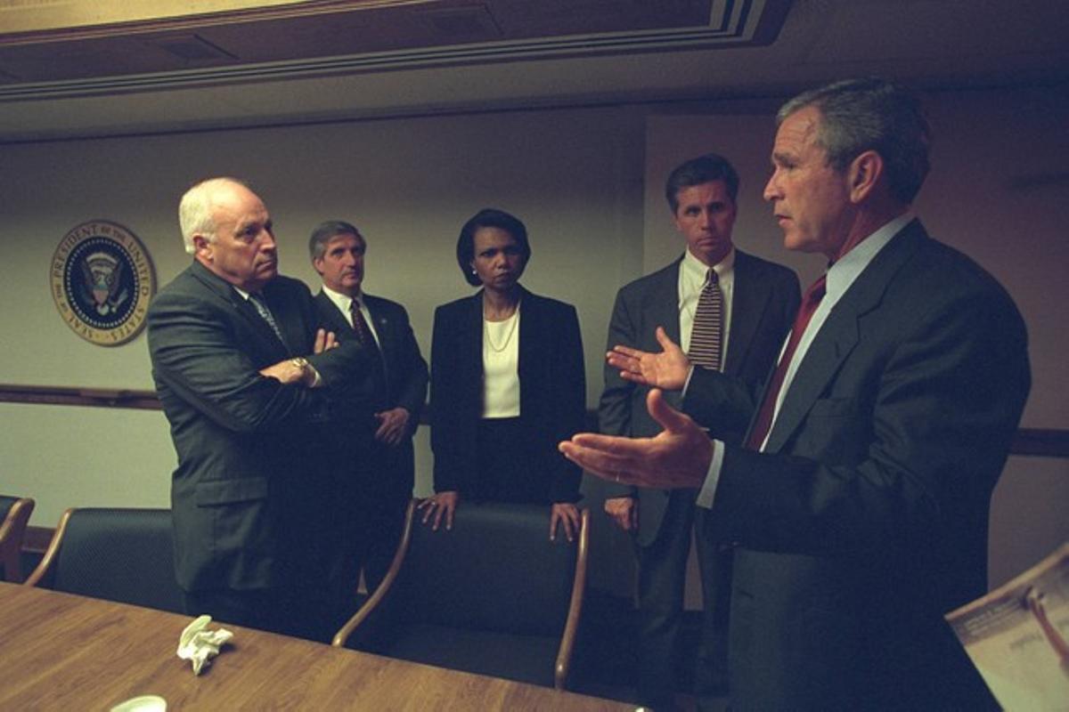 Dick Cheney (izquierda), junto a George Bush, Condoleezza Rice y otros funcionarios en el Centro de Operaciones de Emergencia de Washington en las horas posteriores a los atentados del 11 de septiembre del 2001.