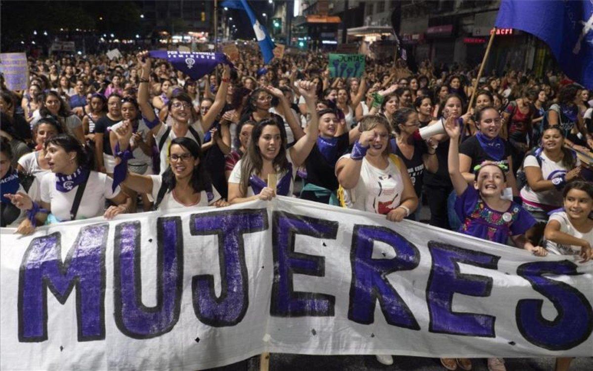 batalla Por ley gancho Mujeres en Uruguay toman las calles en el 8-M exigiendo igualdad