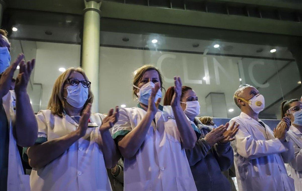 Médicos y enfermeras reciben el aplauso de la gente frente al Hospital Clínic.