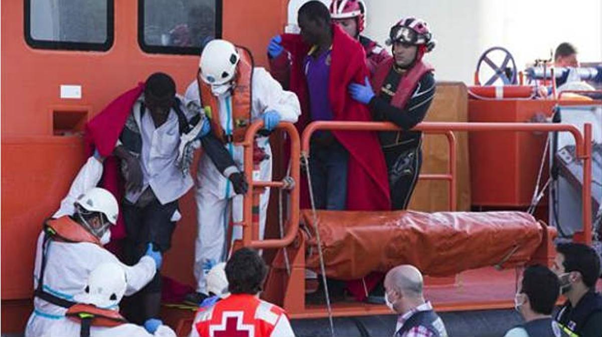 Rescatados 15 inmigrantes de una patera naufragada en el Estrecho. 39 personas han perdido la vida en el trayecto.
