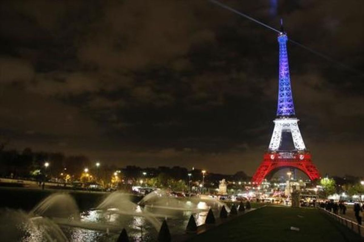 La Torre Eiffel iluminada con los colores de la bandera francesa. La Torre Eiffel iluminada con los colores de la bandera francesa.
