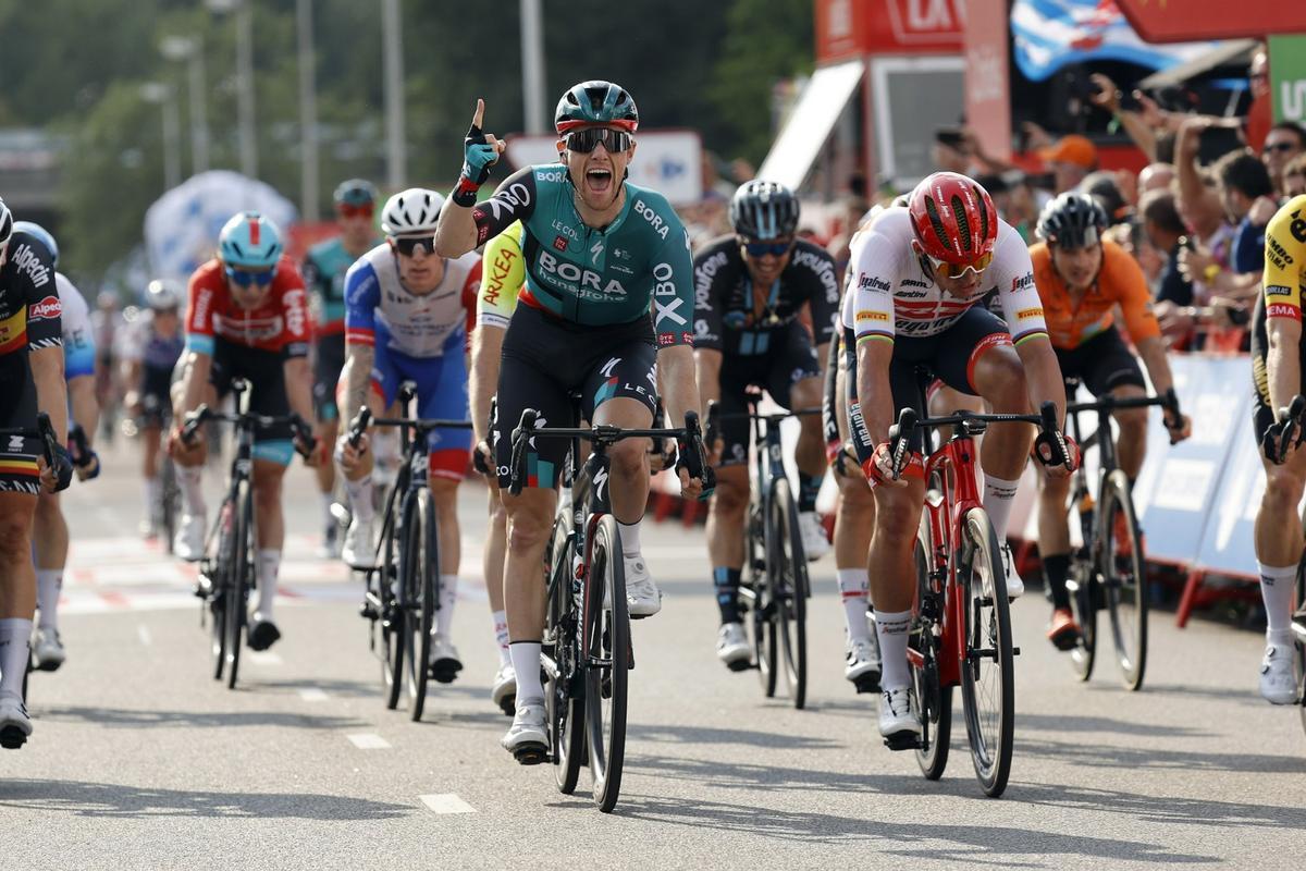 Sam Bennett se impone en el esprint de la segunda etapa de la Vuelta, en Utrecht