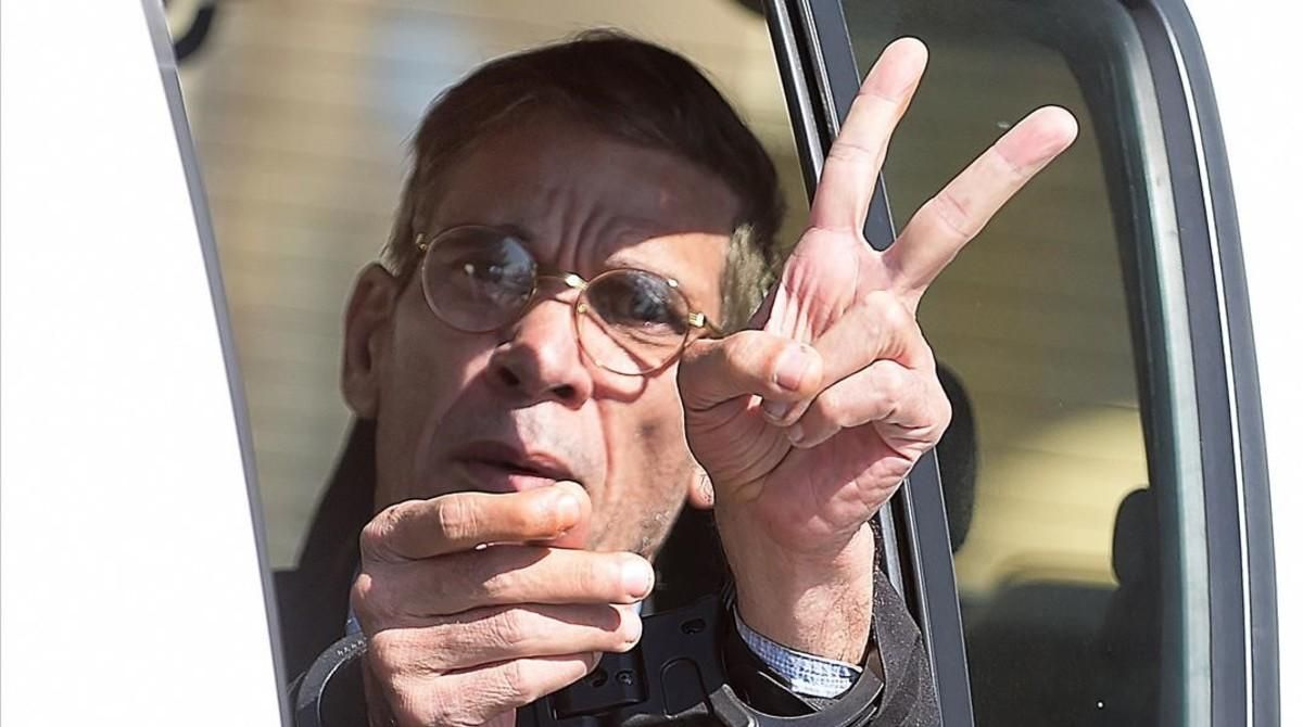Seif Al Din Mohammed Mustafa, el secuestrador del avión de EgyptAir, haciendo el signo de la victoria al salir de los tribunales el pasado miércoles. Seif Al Din Mohammed Mustafa, el secuestrador del avión de EgyptAir, haciendo el signo de la victoria al salir de los tribunales el pasado miércoles.