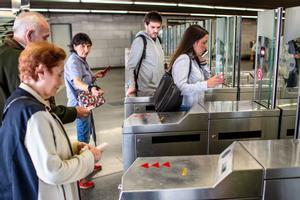 Viajeros en el acceso a una estación de metro en Barcelona.
