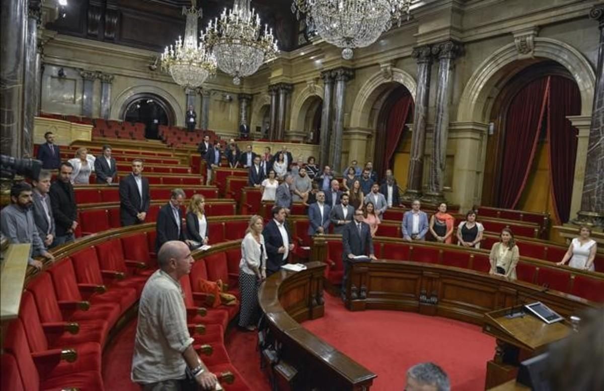 El Parlament rendeix homenatge a Miguel Ángel Blanco amb un hemicicle semibuit El Parlament rendeix homenatge a Miguel Ángel Blanco amb un hemicicle semibuit