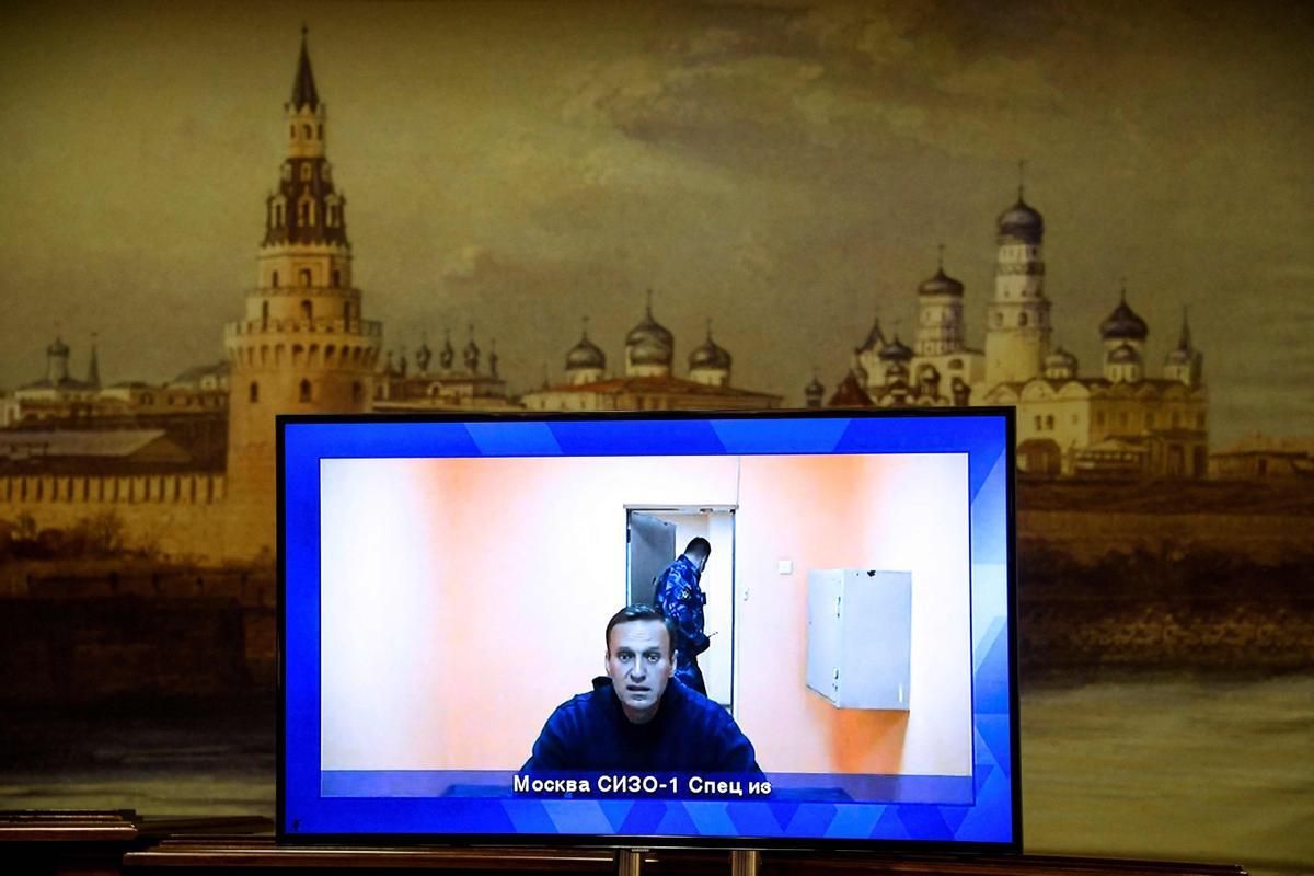 Fotografía del pasado 28 de enero en la que aparece Alekséi Navalni declarando ante el tribunal desde una cárcel de Moscú.