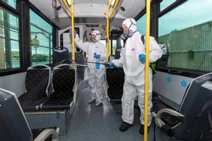 GRAF7800. MURCIA, 16/03/2020.- Dos trabajadores de una empresa de limpieza especializada desinfectan un autobús urbano de Murcia, para evitar el contagio del coronavirus, hoy en las cocheras de Latbus en Murcia. EFE/Marcial Guillén.