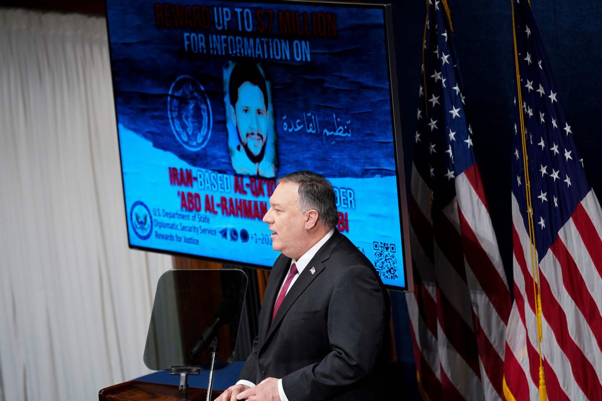 Mike Pompeo, con imágenes del supuesto número dos de Al Qaeda, durante su conferencia en Washington. Mike Pompeo, con imágenes del supuesto número dos de Al Qaeda, durante su conferencia en Washington.
