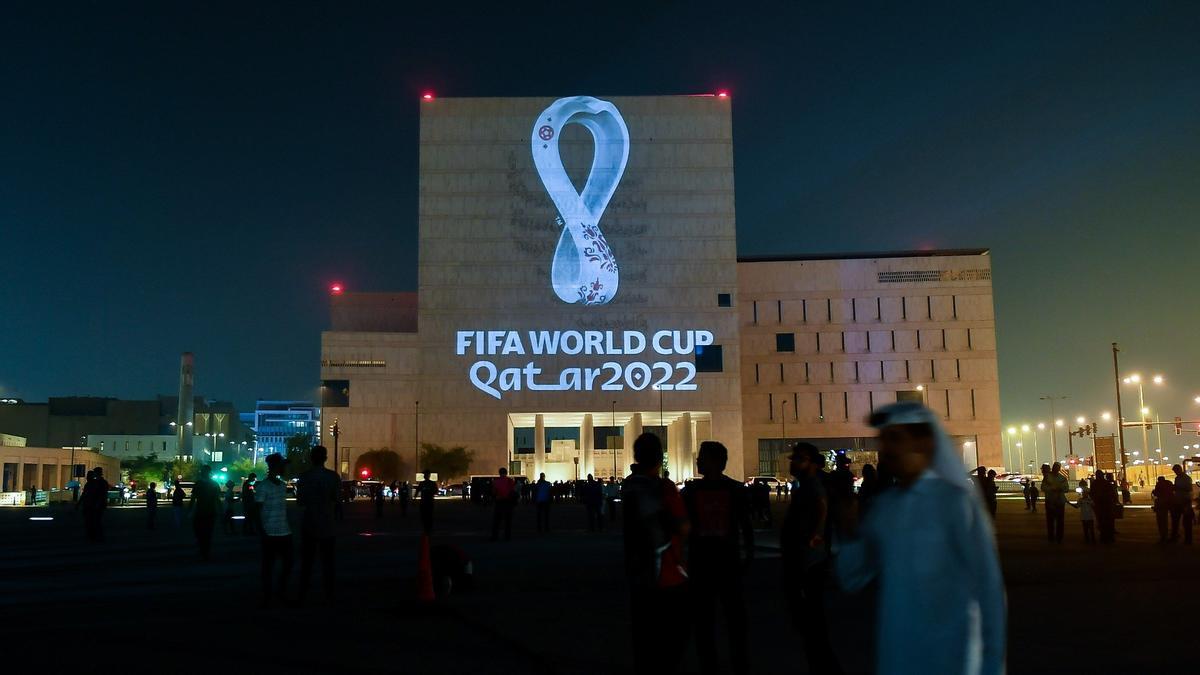 El emblema del FIFA World Club Qatar 2022 proyectado en Doha, su capital.