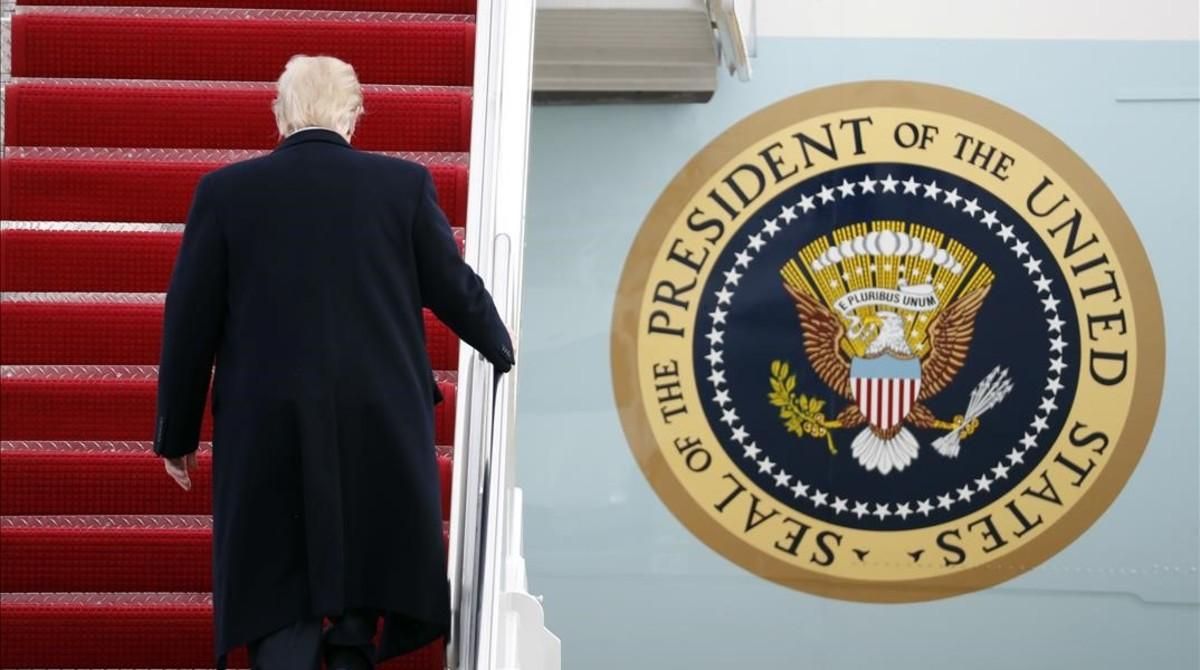Trump sube la escalerilla del ’Air Force One’. Trump sube la escalerilla del ’Air Force One’.