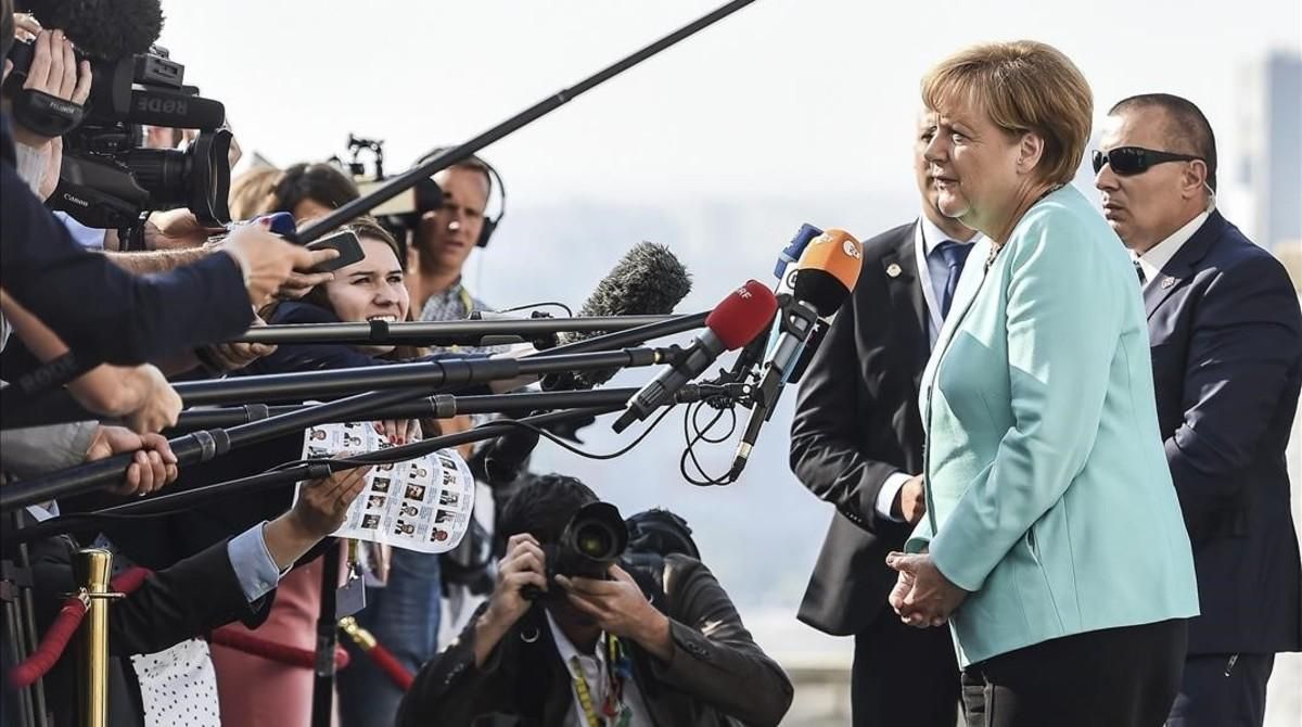 Angela Merkel atiende a los periodistas a su llegada a la cumbre. Angela Merkel atiende a los periodistas a su llegada a la cumbre.