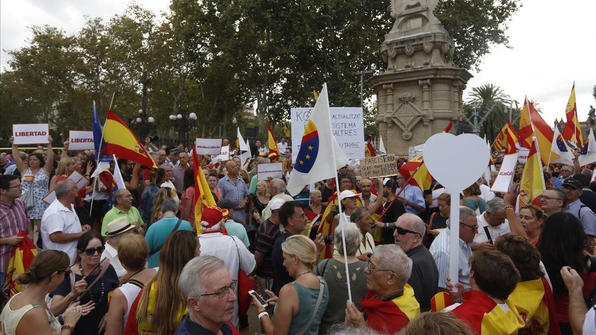 Manifestación convocada por Ciutadans en el parque de la Ciutadella contra la agresión a la mujer que quitaba lazos amarillos, este miércoles. Manifestación convocada por Ciutadans en el parque de la Ciutadella contra la agresión a la mujer que quitaba lazos amarillos, este miércoles.