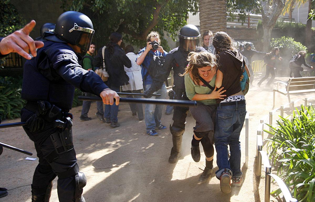 Miembros de Mossos d’Esquadra golpean con sus porras a unos estudiantes que se habían encerrado en el interior del Parlament de Catalunya para protestar contra el plan de Bolonia el 18 de marzo de 2009.